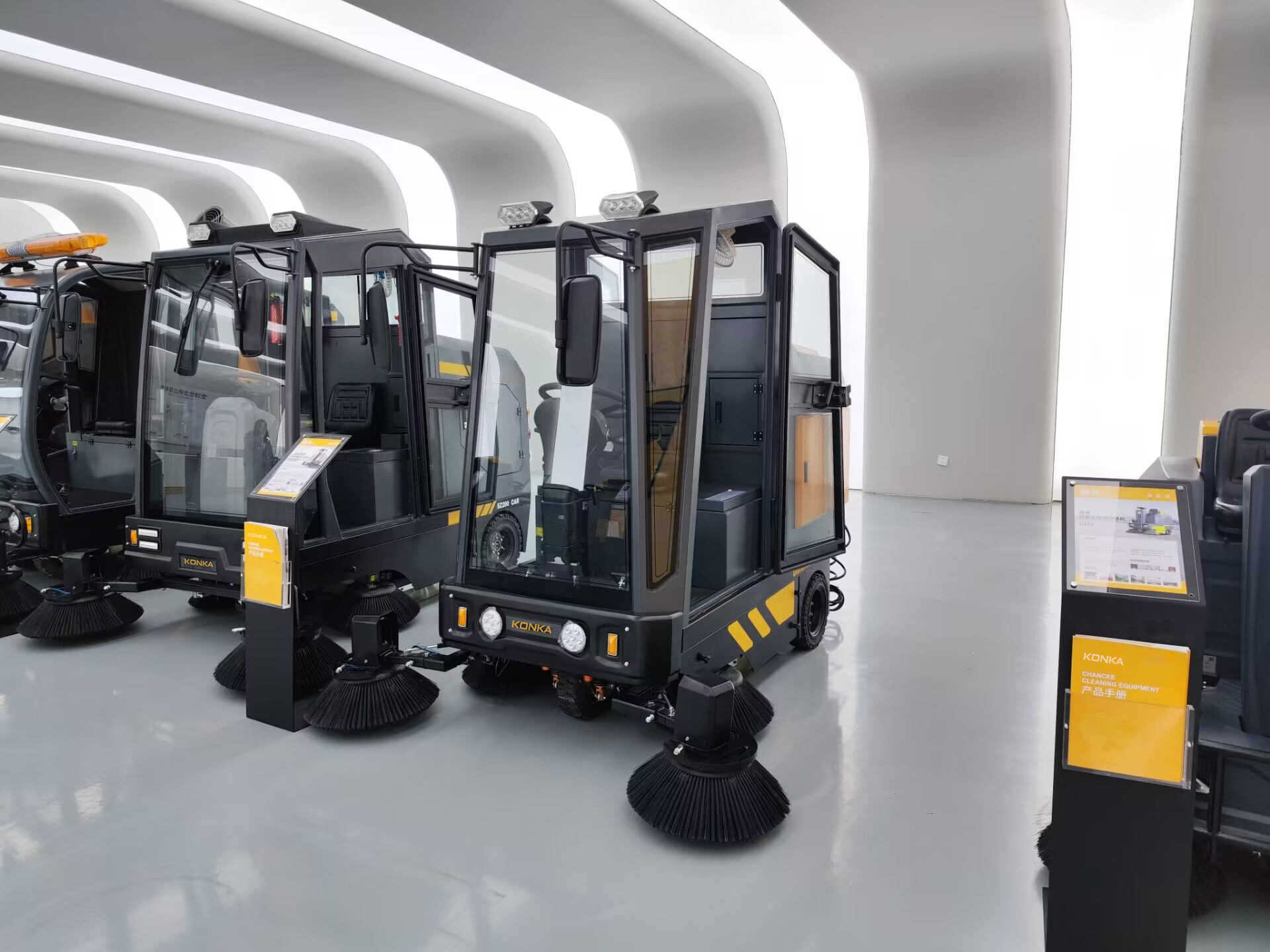 夏季維護(hù)駕駛式掃地車技巧